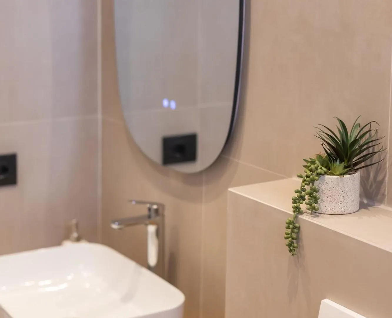 Cityline Apartment - Steps From Station & Center Δυρράχιο