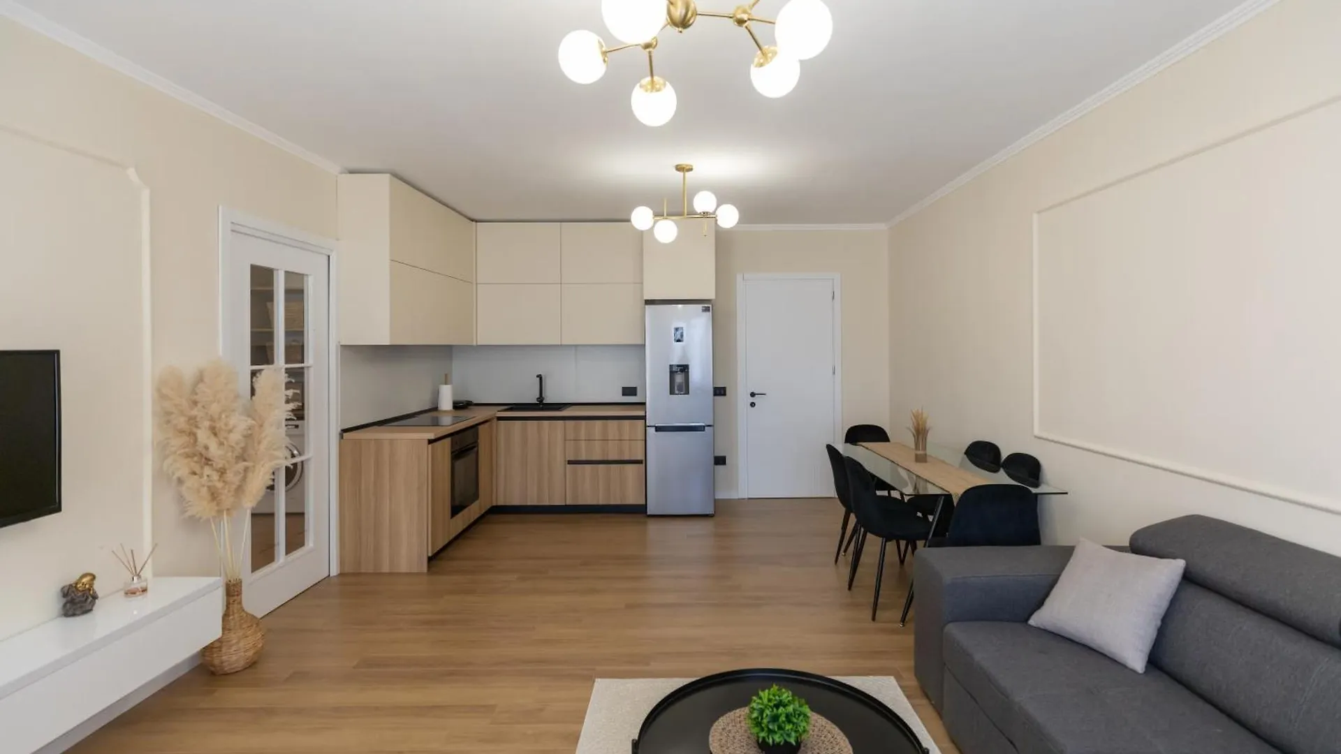 Cityline Apartment - Steps From Station & Center Δυρράχιο Αλβανία