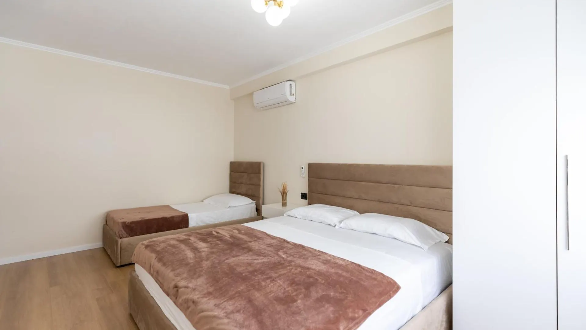 Cityline Apartment - Steps From Station & Center Δυρράχιο