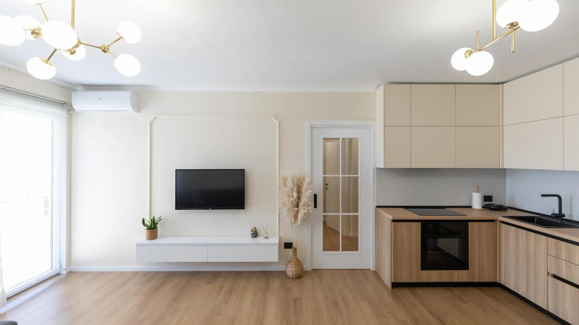 Cityline Apartment - Steps From Station & Center Δυρράχιο 0*,