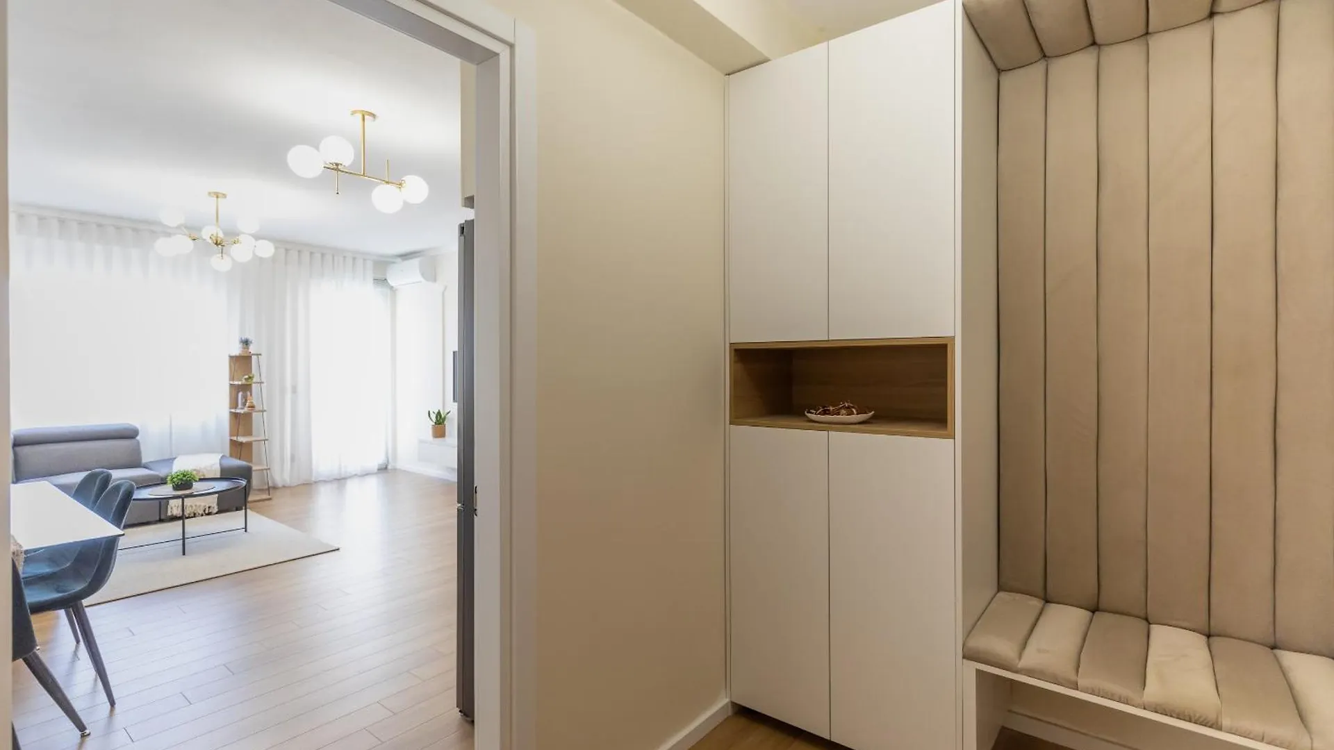 Cityline Apartment - Steps From Station & Center Δυρράχιο